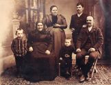 A Décsei család 1905-ben (elől jobbra D. Lőrinc téglagyáros